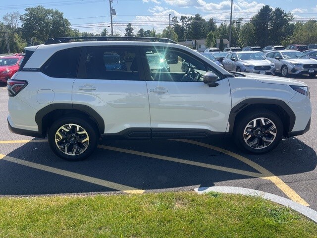2025 Subaru Forester Premium photo 4