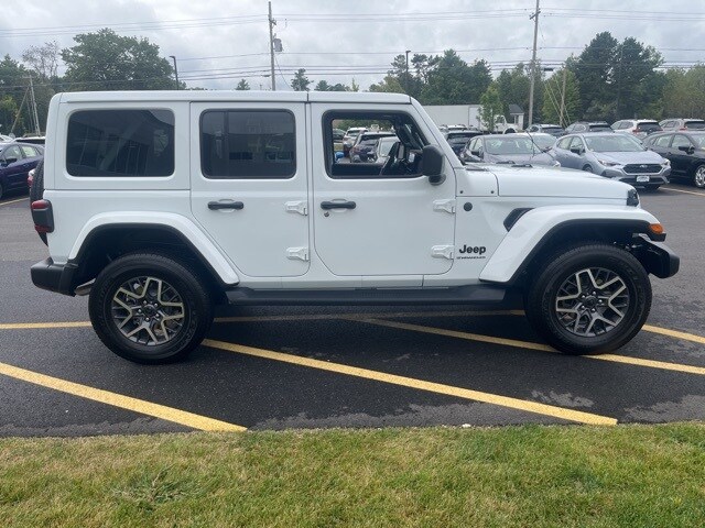 2025 Jeep Wrangler Sahara photo 4