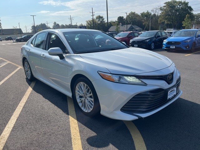 2019 Toyota Camry XLE photo 3