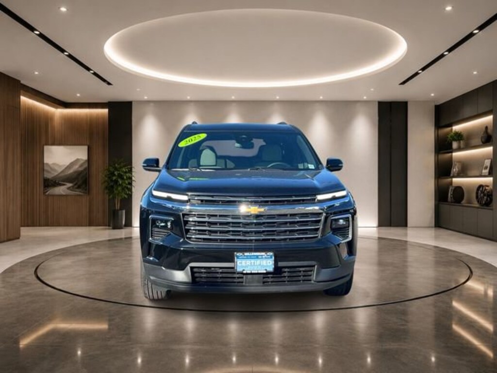 Used 2025 Chevrolet Traverse LT SUV