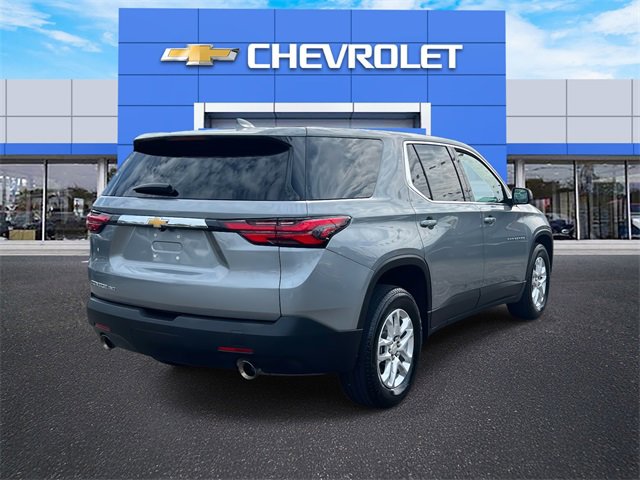 2023 Chevrolet Traverse LS photo 2
