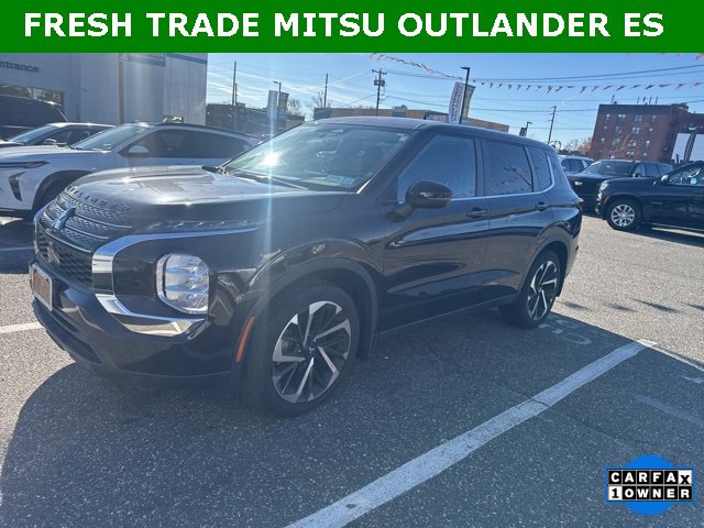 2022 Mitsubishi Outlander ES's photo