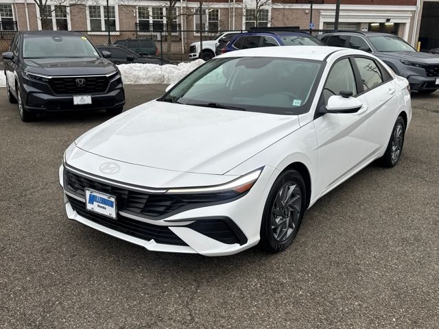 2024 Hyundai Elantra SEL's photo