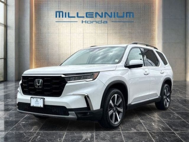 2025 Honda Pilot Touring AWD's photo
