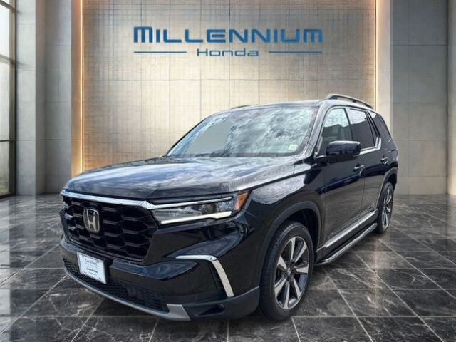 2023 Honda Pilot Touring AWD's photo