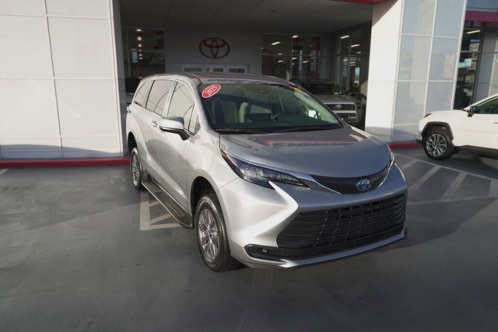 Used 2025 Toyota Sienna LE 8 Passenger Van Passenger Van