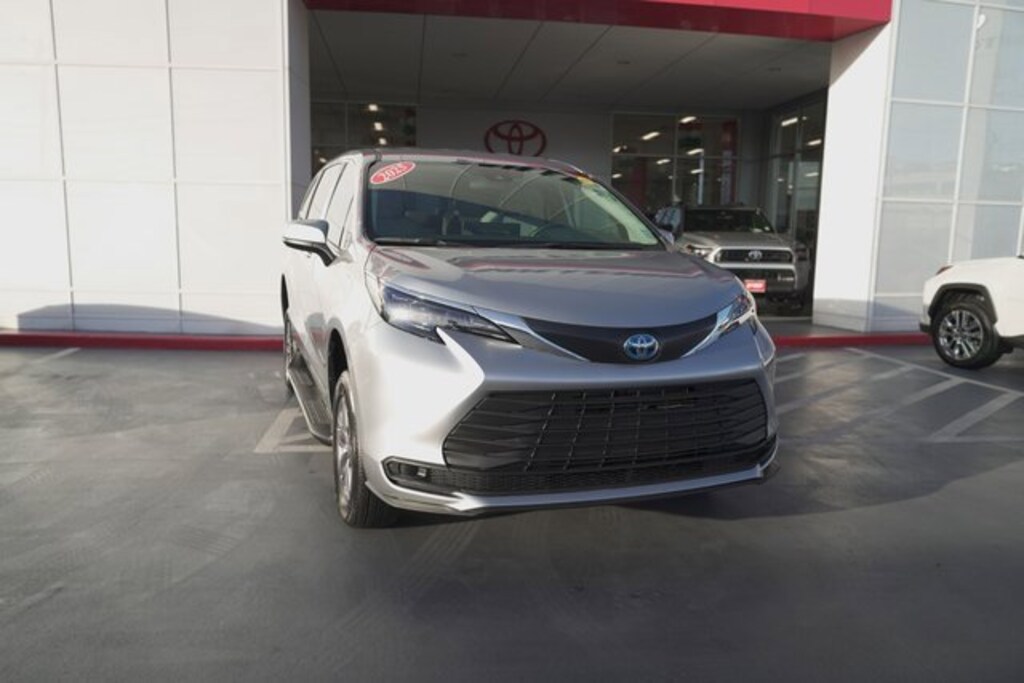 Used 2025 Toyota Sienna LE 8 Passenger Van Passenger Van