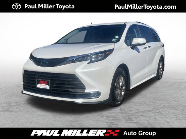 2023 Toyota Sienna XLE's photo