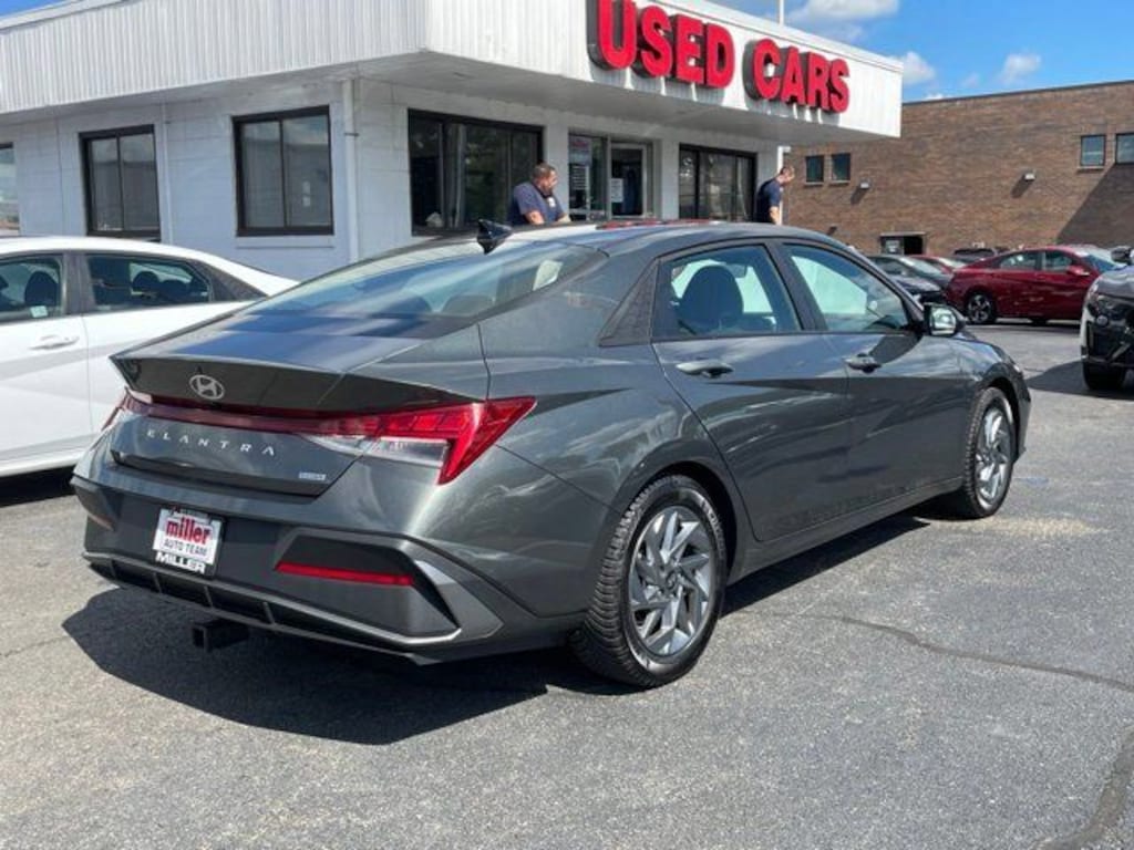 Used 2025 Hyundai Elantra Hybrid Blue Sedan