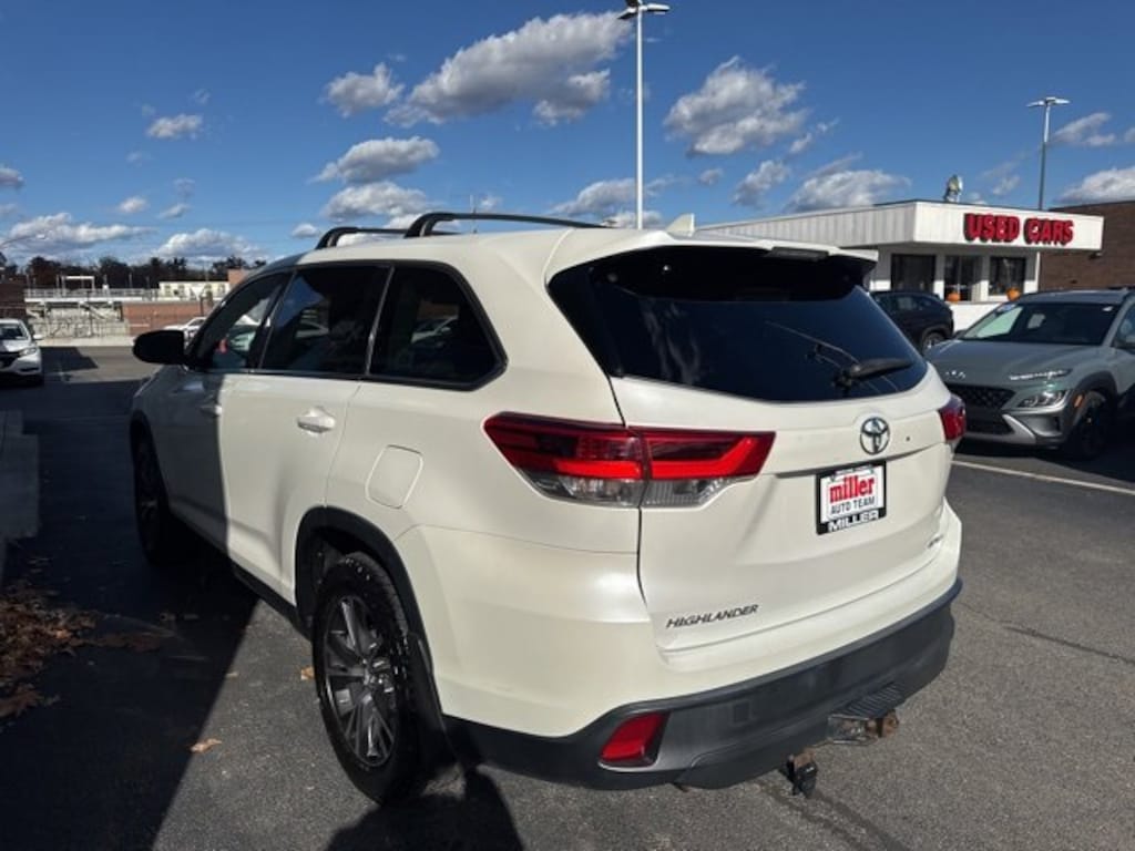 Used 2019 Toyota Highlander LE V6 SUV