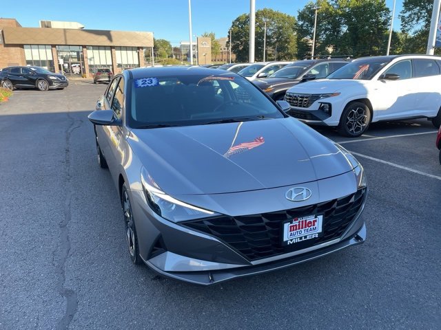 2023 Hyundai Elantra SEL photo 2