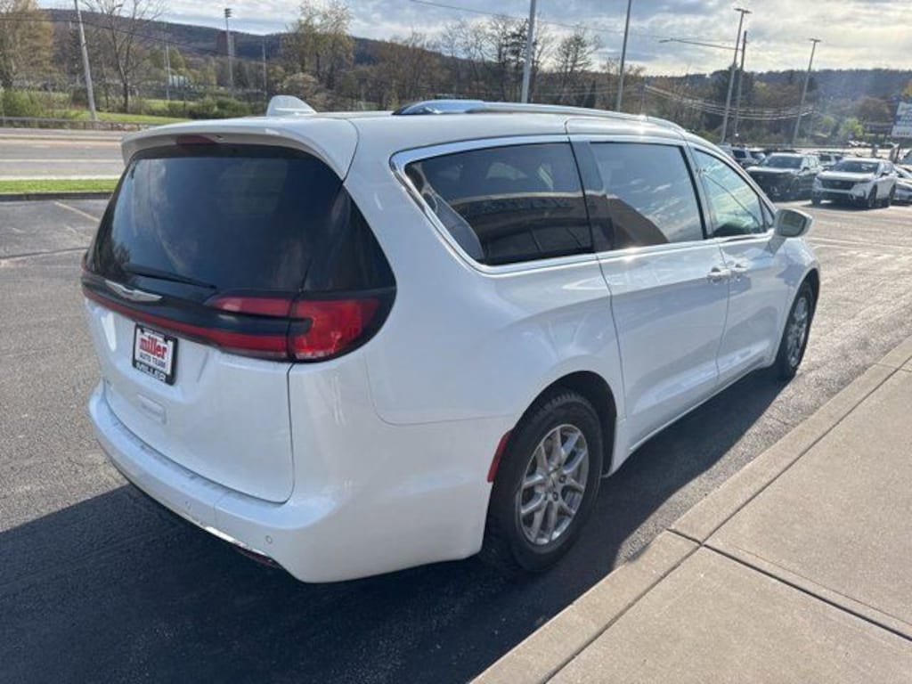 Used 2021 Chrysler Pacifica Touring L Van Passenger Van