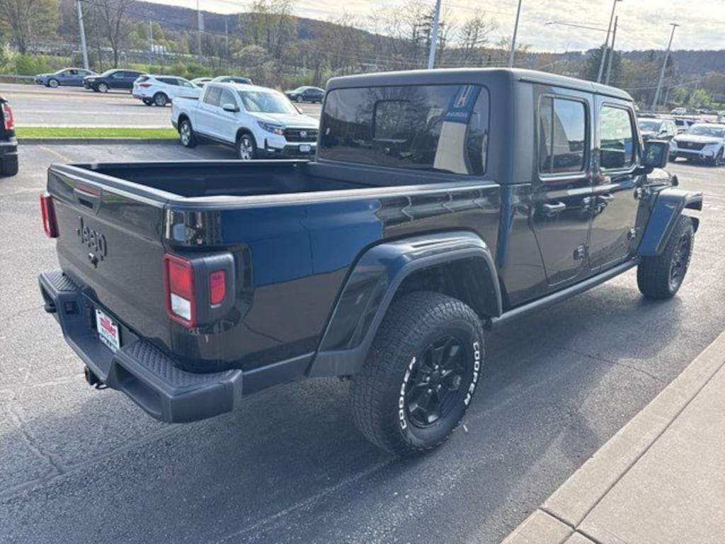 Used 2022 Jeep Gladiator Sport Truck Crew Cab