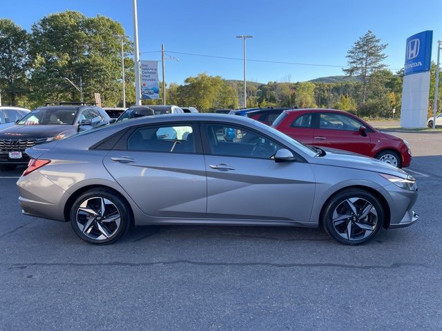 2023 Hyundai Elantra SEL photo 3