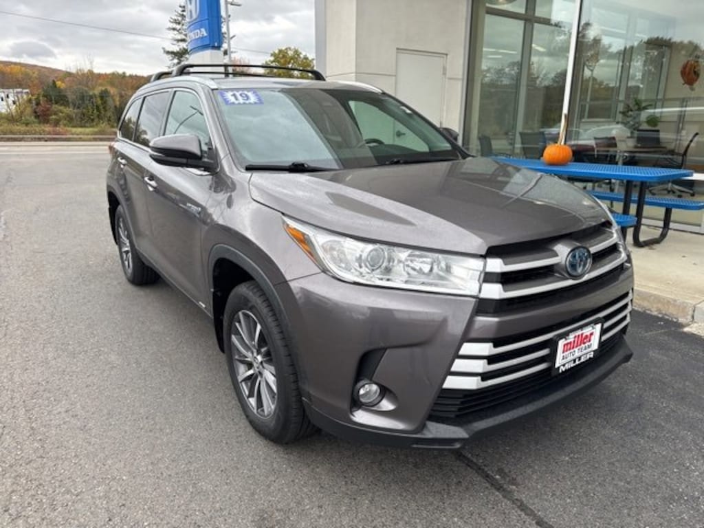 Used 2019 Toyota Highlander Hybrid XLE V6 SUV