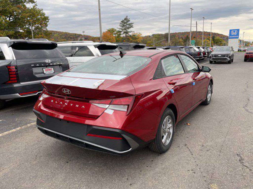 New 2025 Hyundai Elantra SE Sedan