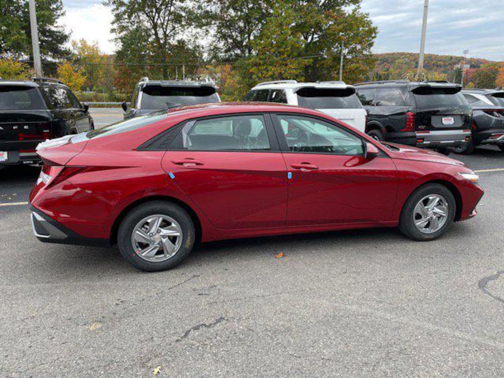 New 2025 Hyundai Elantra SE Sedan