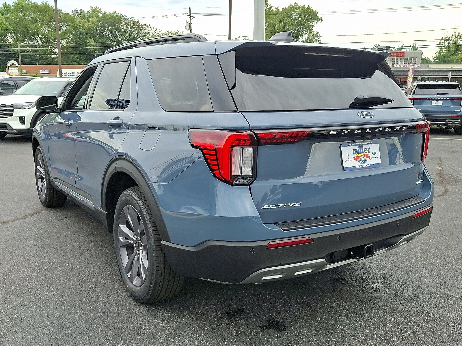 2025 Ford Explorer photo 2