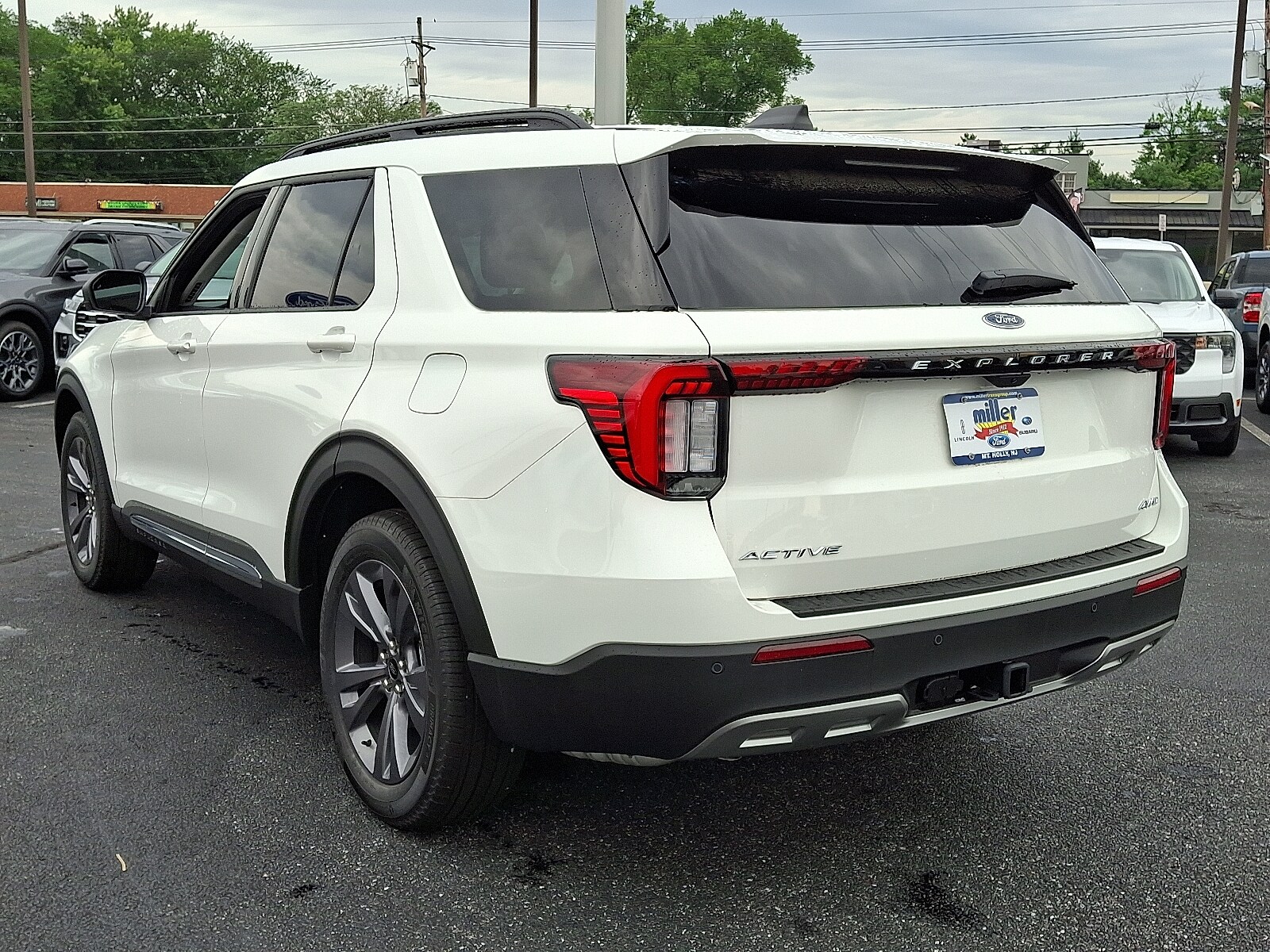 2025 Ford Explorer photo 2
