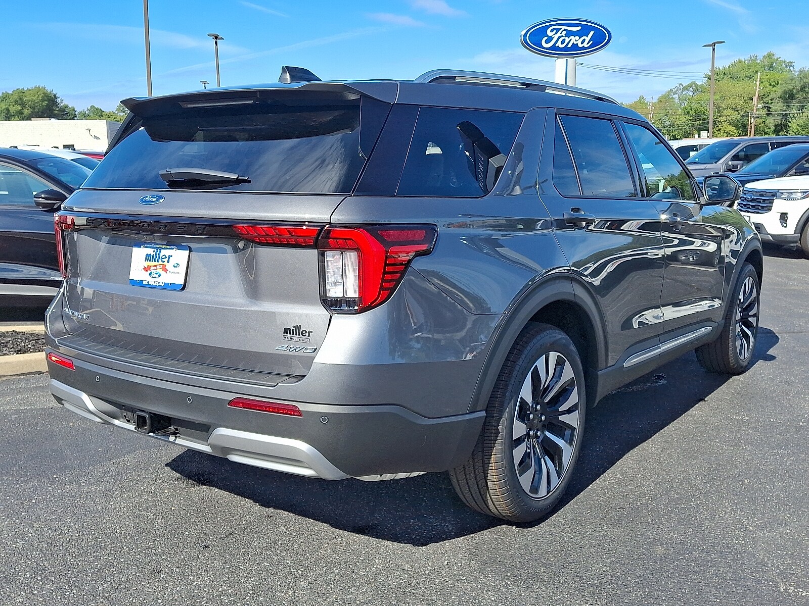 2025 Ford Explorer Platinum photo 2