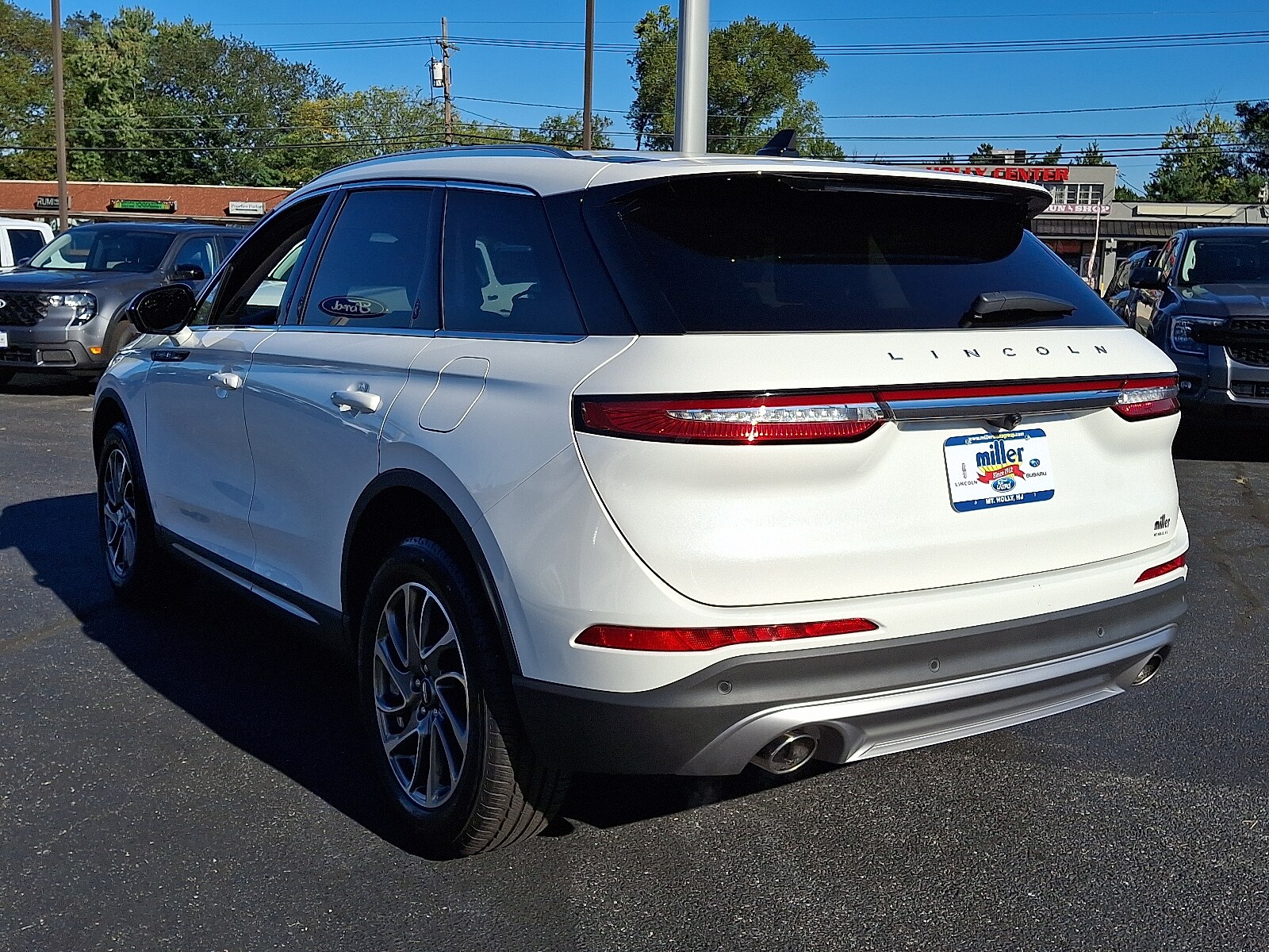 2022 Lincoln Corsair Standard photo 2