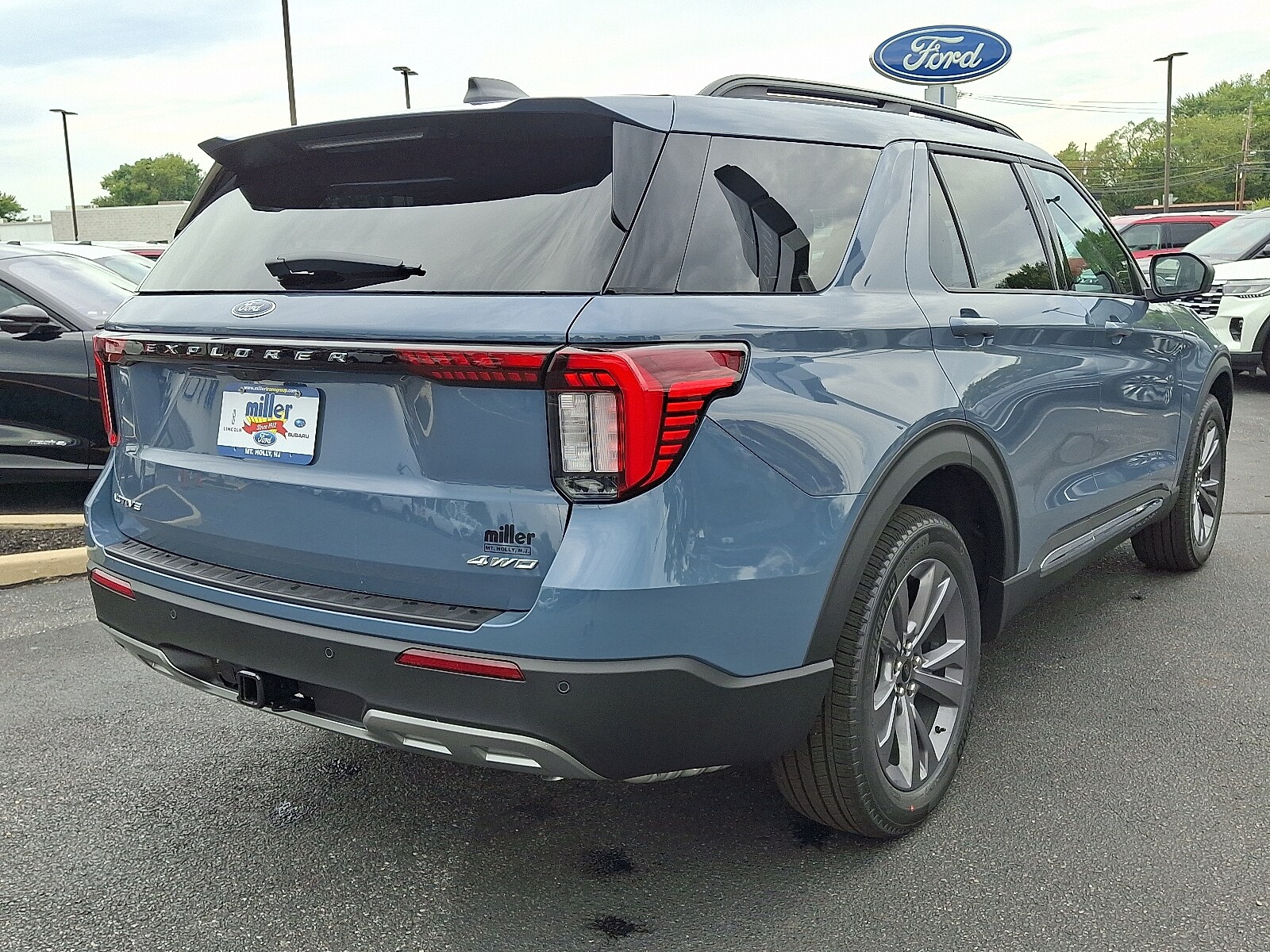 2025 Ford Explorer photo 3