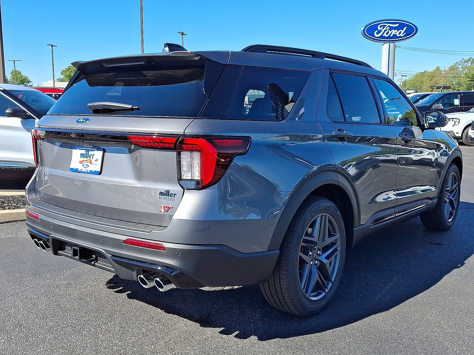 2025 Ford Explorer ST photo 4