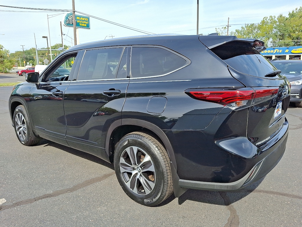 Used 2021 Toyota Highlander XLE Sport Utility