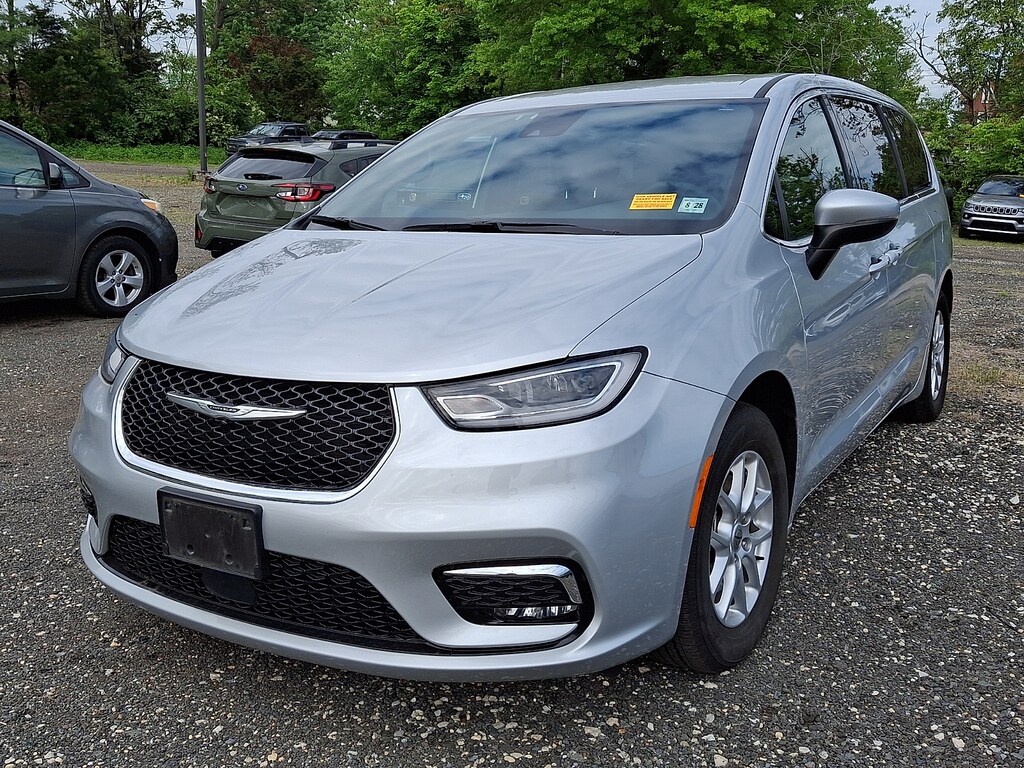 Used 2023 Chrysler Pacifica Touring Passenger Van