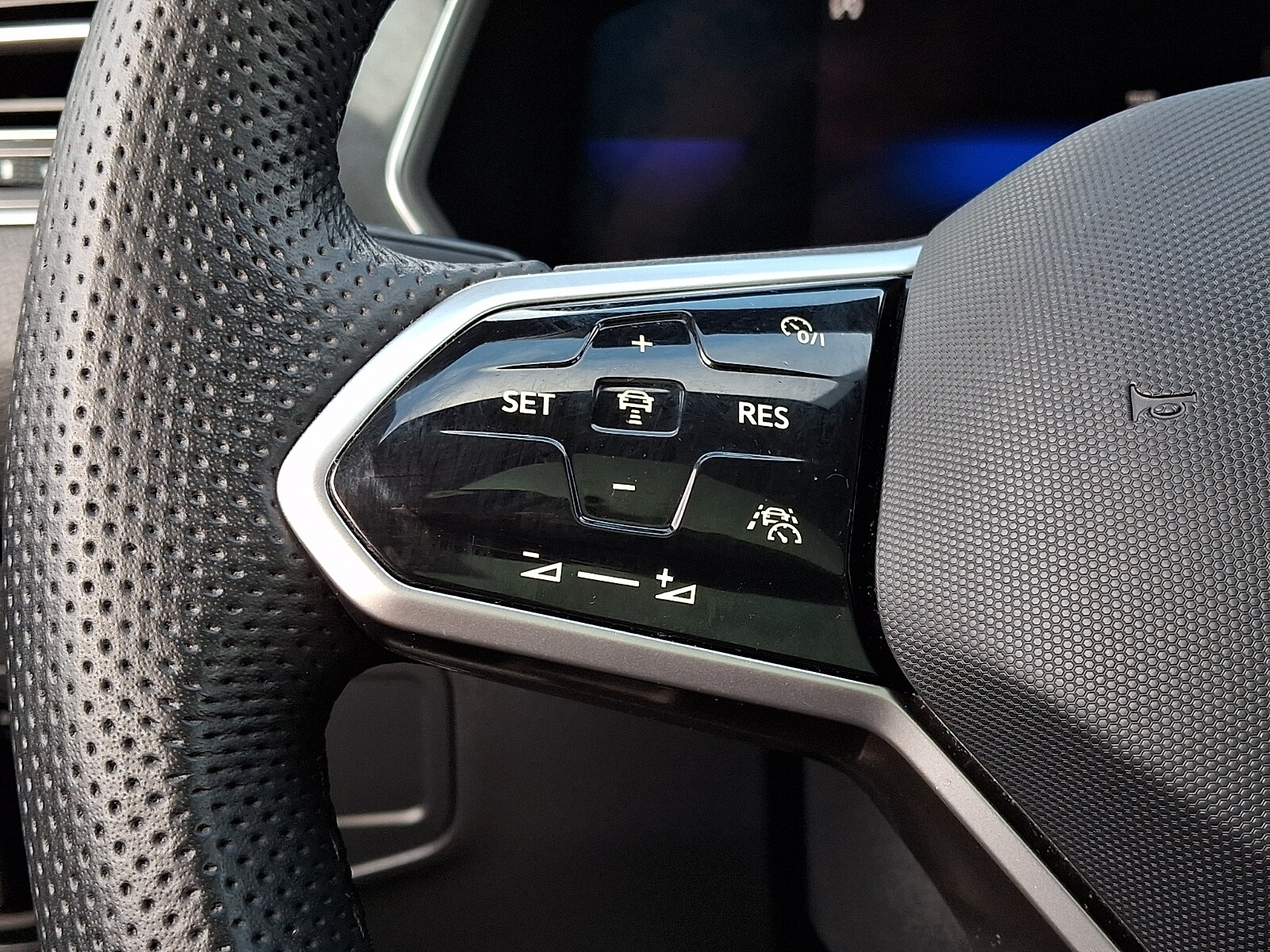 2022 Volkswagen Tiguan SE R-LINE BLACK - Photo 22