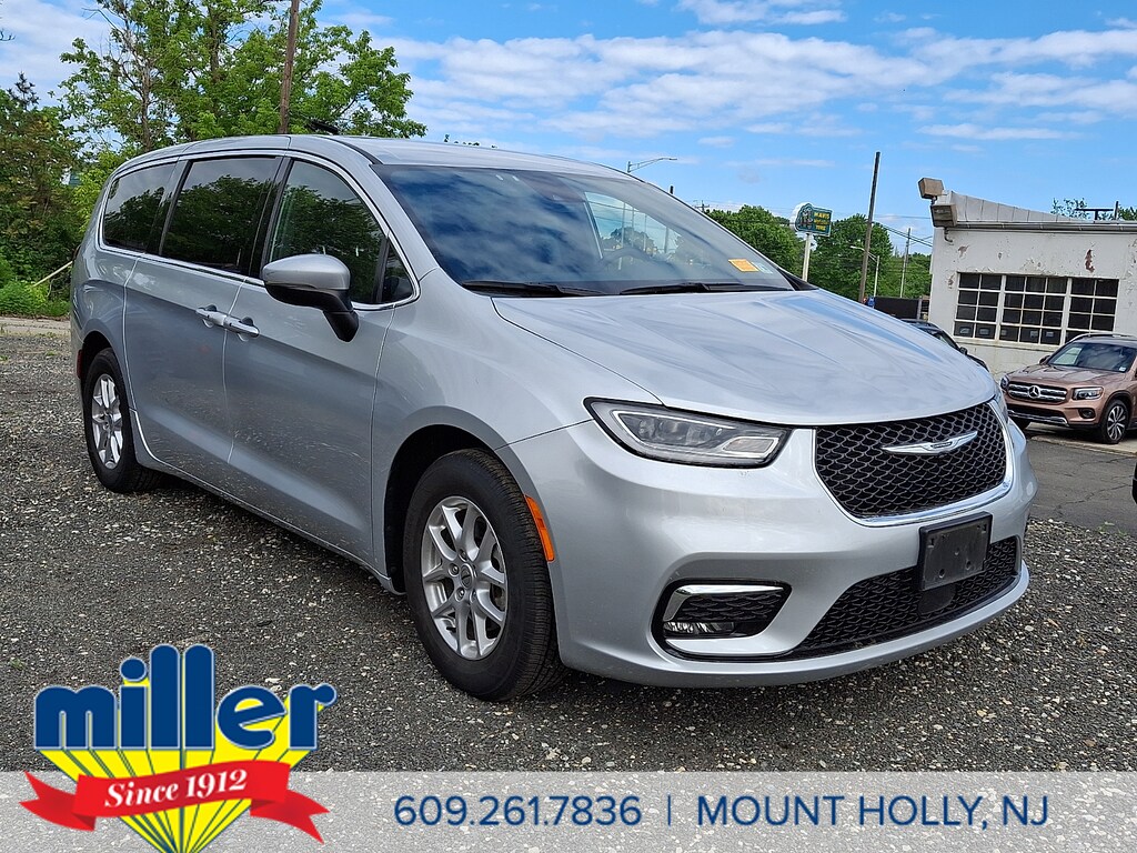 Used 2023 Chrysler Pacifica Touring Passenger Van