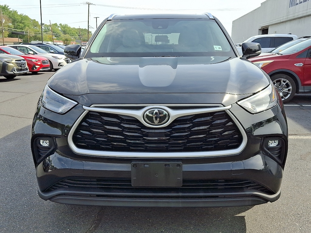Used 2021 Toyota Highlander XLE Sport Utility