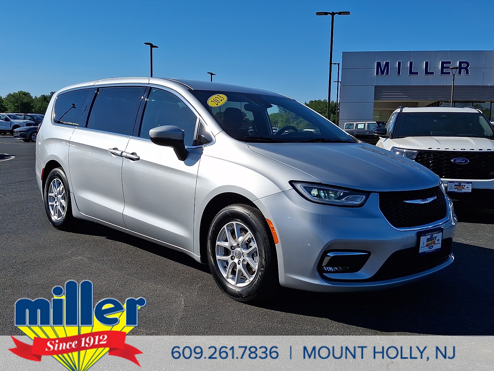 2023 Chrysler Pacifica Touring's photo