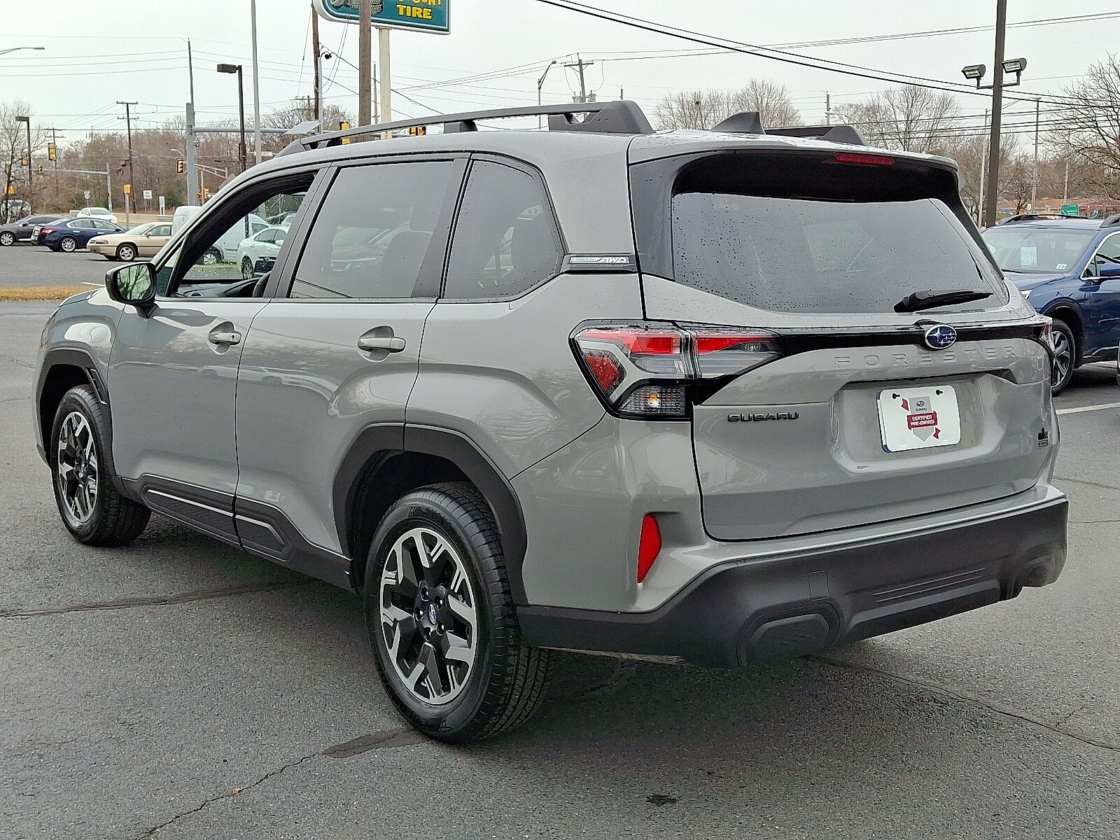 2025 Subaru Forester Premium photo 3