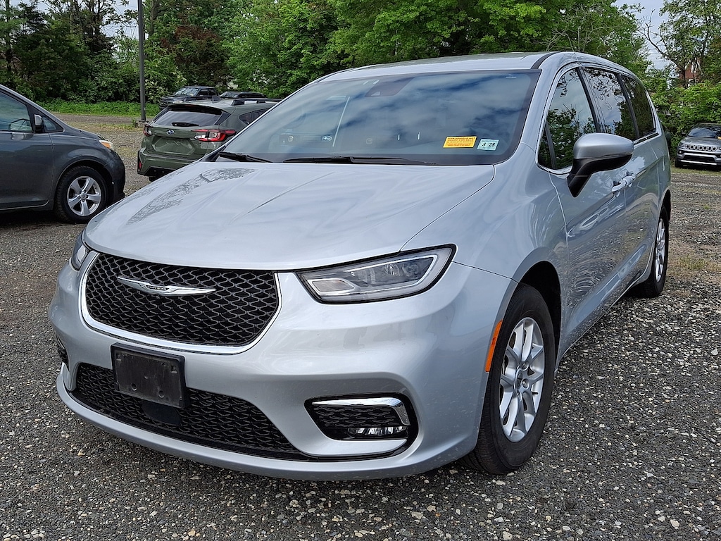 Used 2023 Chrysler Pacifica Touring Passenger Van