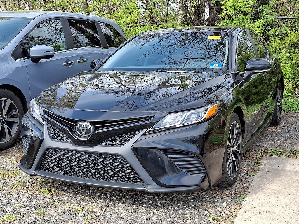 Used 2018 Toyota Camry SE Sedan