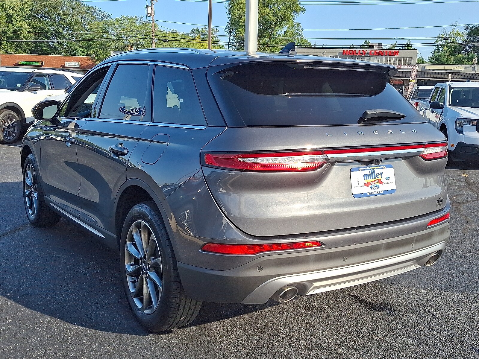 2022 Lincoln Corsair Standard photo 4