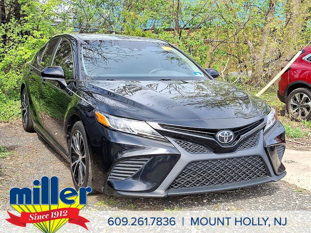 Used 2018 Toyota Camry SE Sedan