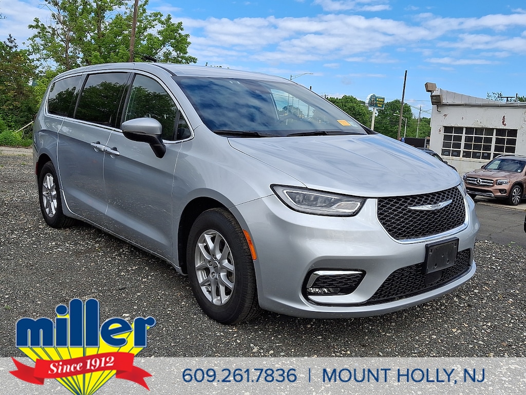 Used 2023 Chrysler Pacifica Touring Passenger Van