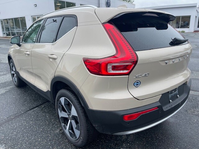 2025 Volvo XC40 Core photo 2