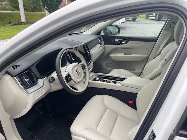2025 Volvo XC60 B5 Plus photo 3