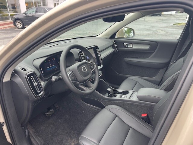 2025 Volvo XC40 Core photo 3