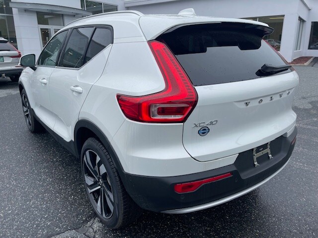 2025 Volvo XC40 photo 2