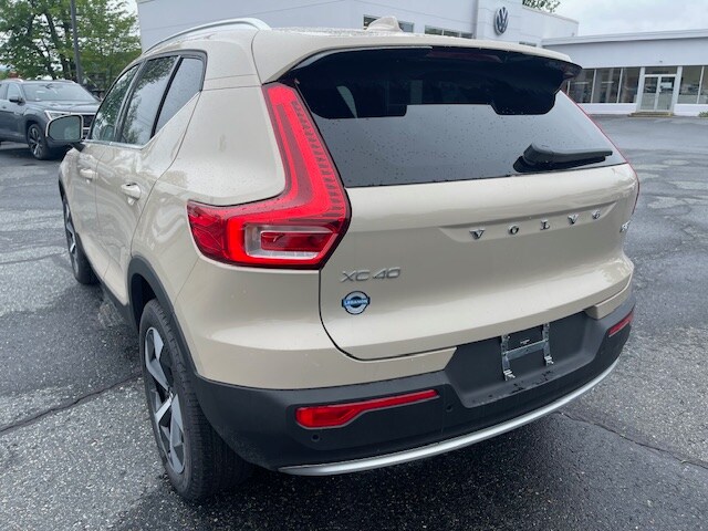 2025 Volvo XC40 Core photo 2