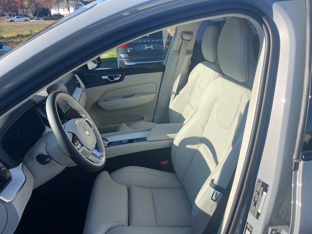 2026 Volvo XC60 B5 photo 2