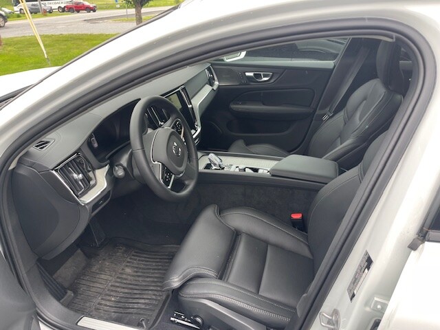 2025 Volvo V60 Cross Country B5 photo 3
