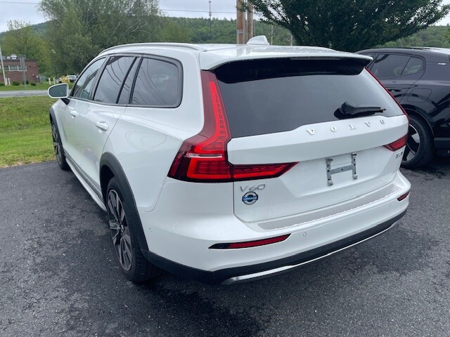 2025 Volvo V60 Cross Country B5 photo 2