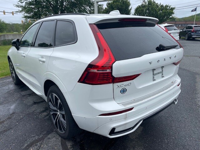 2025 Volvo XC60 B5 Plus photo 2
