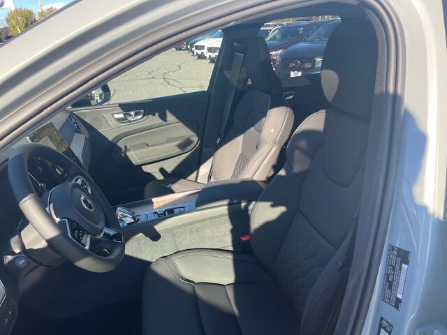 2026 Volvo XC60 Hybrid T8 Plus eAWD photo 2