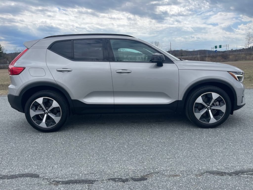 Used 2025 Volvo XC40 B5 Plus Dark Theme SUV